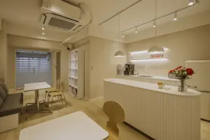 화이트 플루티드 카운터가 돋보이는 미니멀 라운지